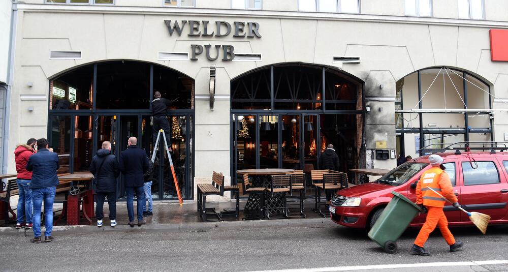 Ispred "Welder pub-a"