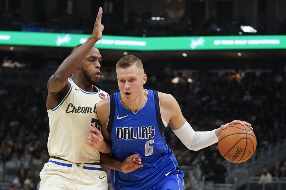 Porzingis u duelu sa Midltonom, Foto: AP