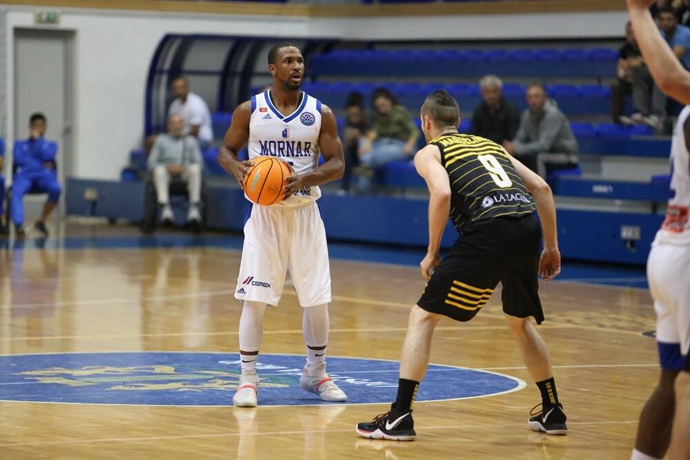 Derik Nidam u duelu sa Marselinjom Uertasom na prvoj utakmici, Foto: FIBA