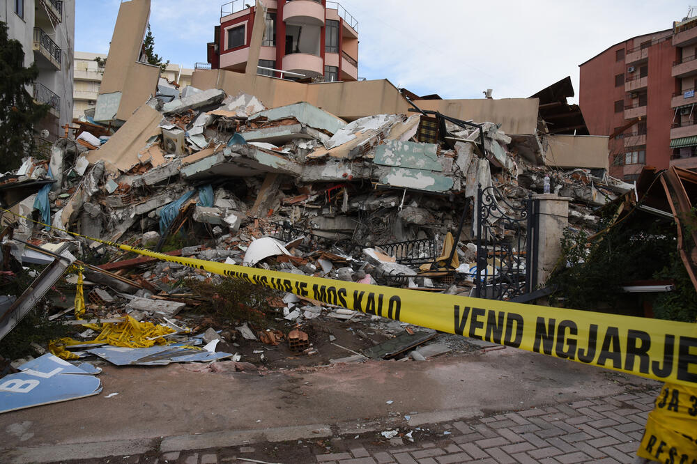 U razornom zemljotresu život izgubila 51 osoba, Foto: Savo Prelević