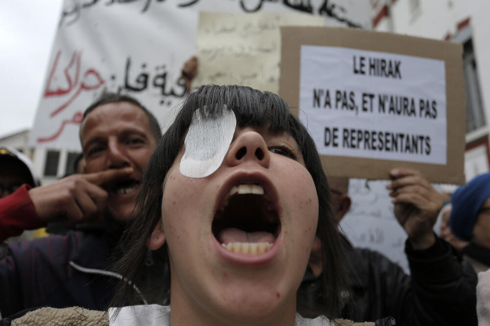 Demonstranti su na kasnijim protestima nosili povez na oku u znak solidarnosti prema povrijeđenima, Foto: BETA/AP