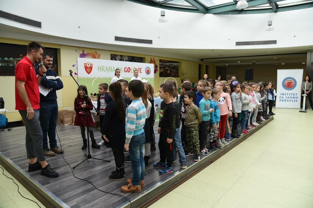 Stefan Mugoša sa dječacima i djevojčicama na današnjoj manifestaciji