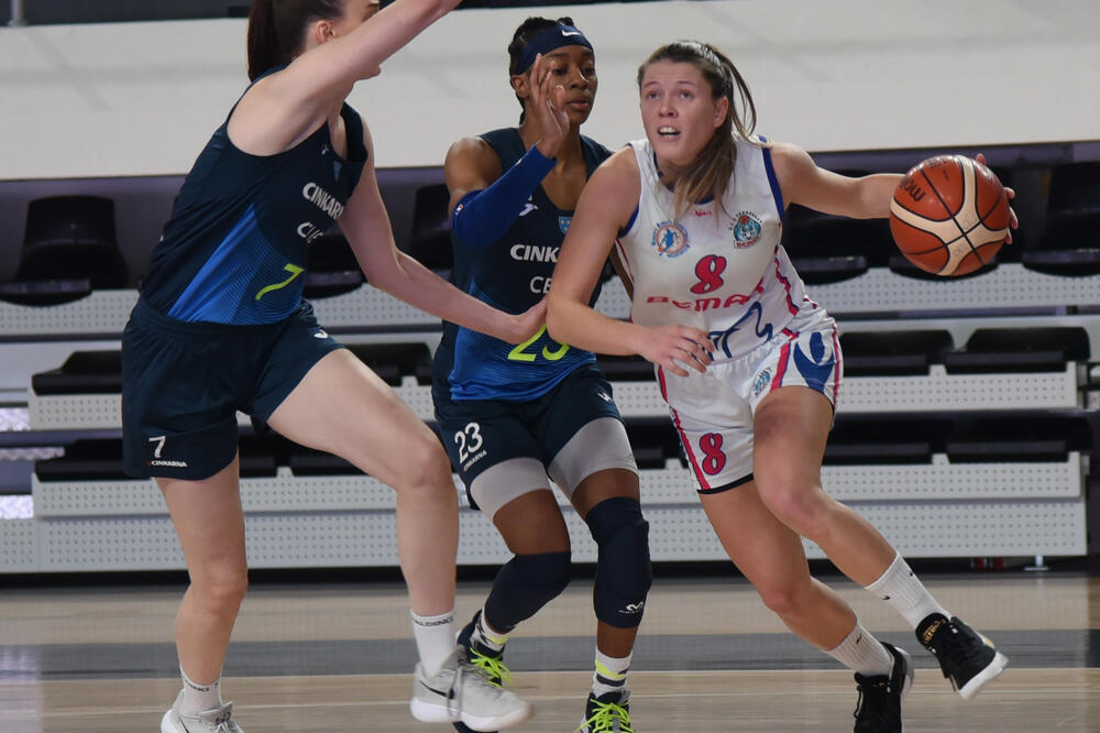 Anđelika Mitrašinović na meču protiv Celja, Foto: Luka Zeković