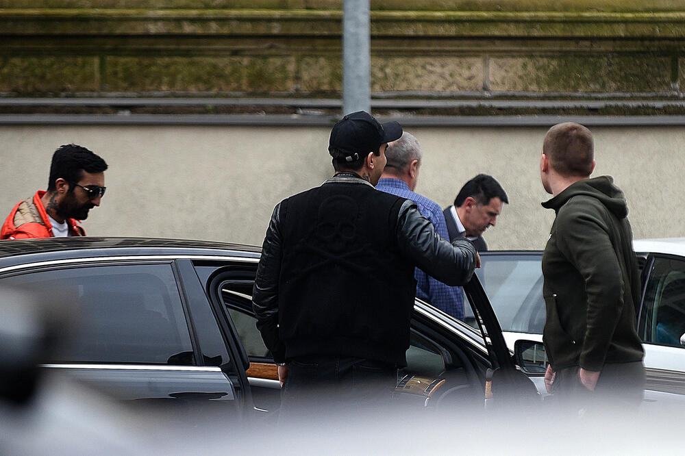 Vidoje Stanišić (lijevo), Gile Stanišić (leđima okrenut) prate Kašćelana nakon izlaska iz CB, Foto: Boris Pejović
