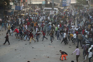 Novi sukobi na protestima u Indiji: Policija pendrecima i suzavcem...