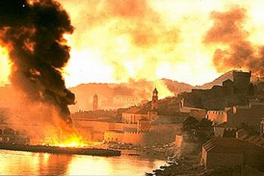 Dubrovački Stari grad u plamenu nakon granatiranja JNA i crnogorskih rezervista, Foto: Express.hr