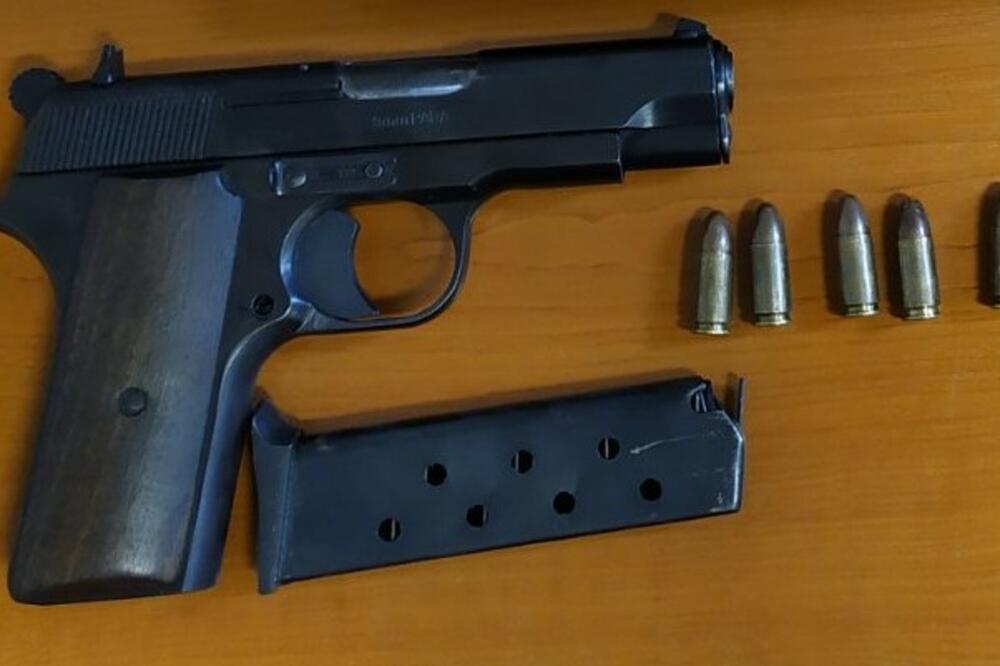 Pronađeni i oduzeti pištolj, Foto: Uprava policije