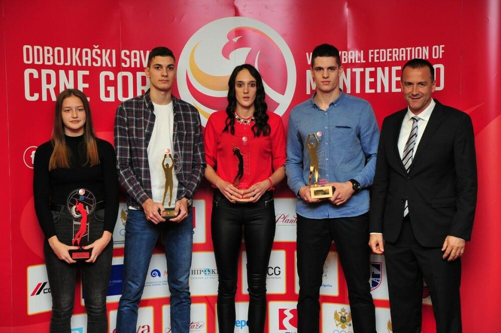 Presjednik OSCG Cvetko Pajković sa laureatima, Foto: OSCG