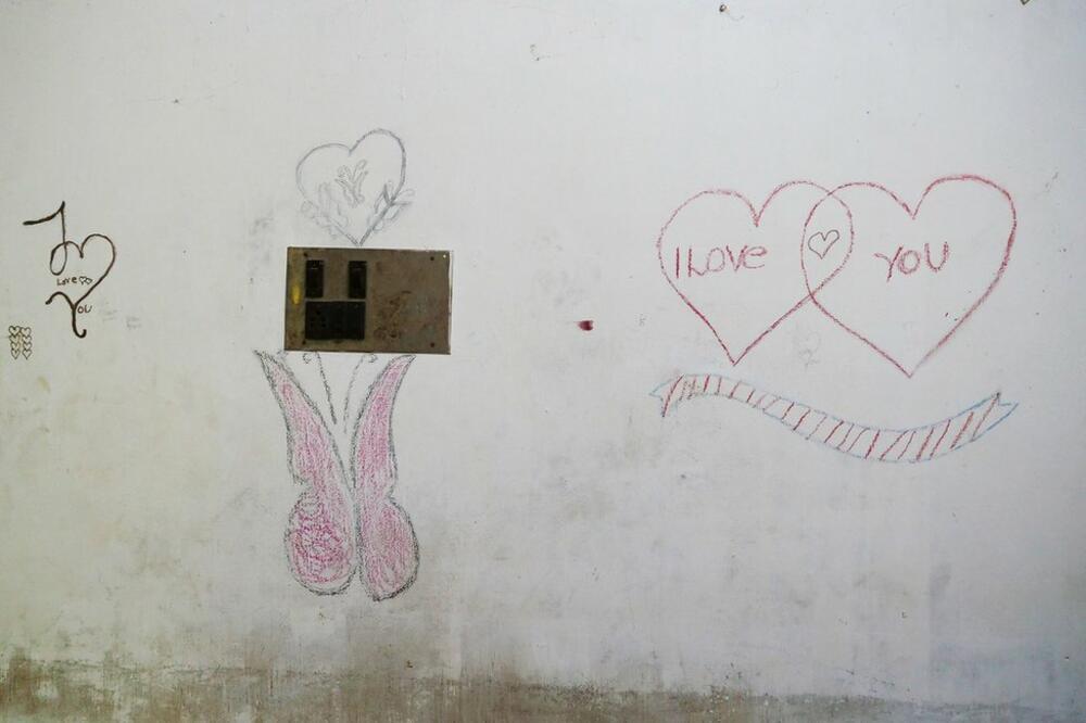 Djevojčica je škrabala poruke i crteže po zidovima, Foto: NEBULA MP