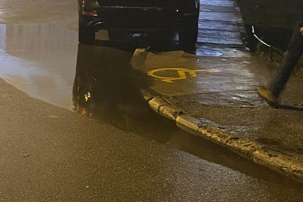 Nepropisno parkirano službeno vozilo, Foto: Čitalac Vijesti