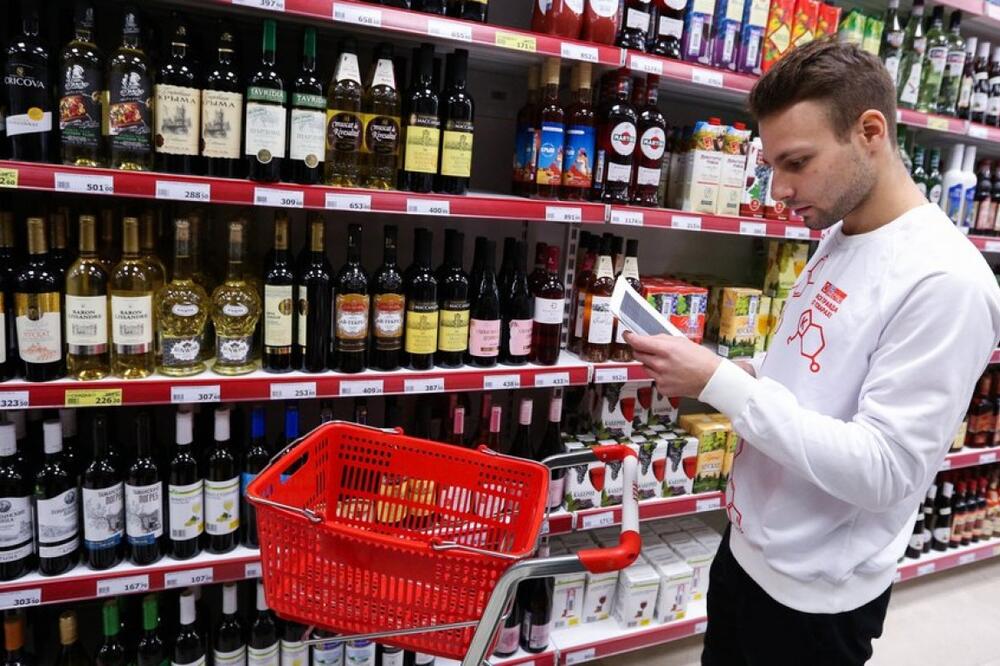 Litar alkoholnog pića biće jeftiniji za oko jedan euro (Ilustracija), Foto: Reuters
