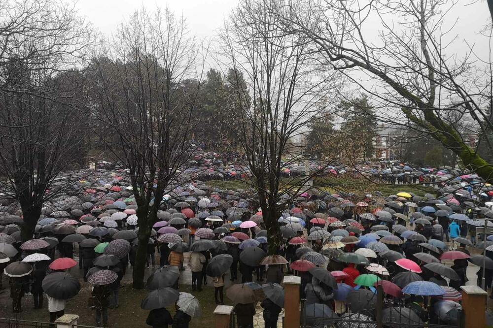 Ispred hrama u Nikšiću, Foto: Srdan Kosović