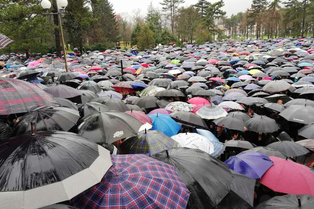 Građani ispred hrama u Nikšiću, Foto: Boris Pejović