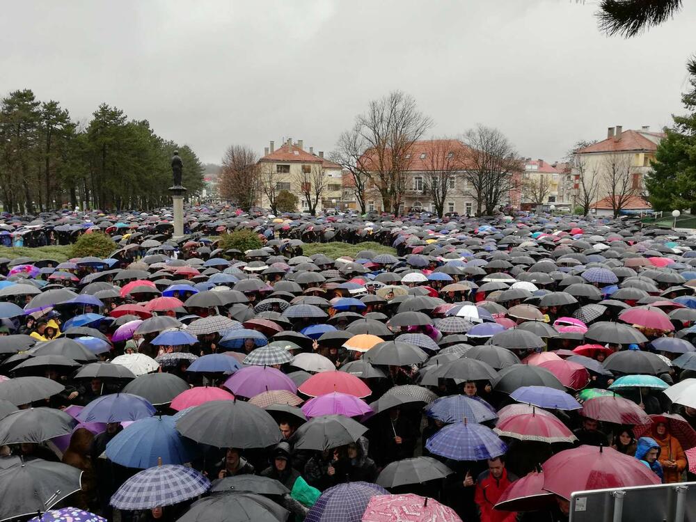 U organizaciji Mitropolije crnogorsko primorske, u Nikšiću je održan skup protiv usvajanja Predloga zakona o slobodi vjeroispovijesti. Pogledajte šta je u Nikšiću zabilježila ekipa Vijesti