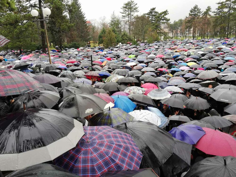 U organizaciji Mitropolije crnogorsko primorske, u Nikšiću je održan skup protiv usvajanja Predloga zakona o slobodi vjeroispovijesti. Pogledajte šta je u Nikšiću zabilježila ekipa Vijesti