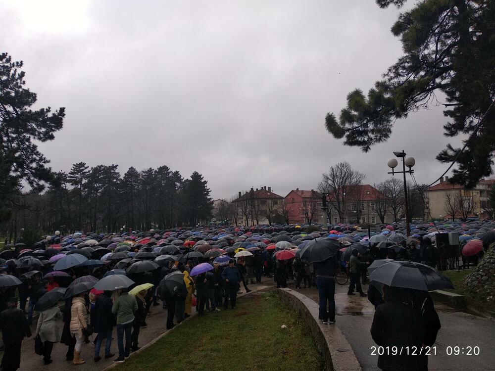 U organizaciji Mitropolije crnogorsko primorske, u Nikšiću je održan skup protiv usvajanja Predloga zakona o slobodi vjeroispovijesti. Pogledajte šta je u Nikšiću zabilježila ekipa Vijesti