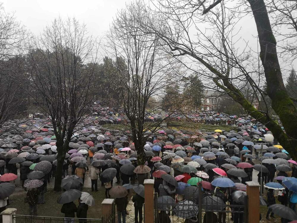 U organizaciji Mitropolije crnogorsko primorske, u Nikšiću je održan skup protiv usvajanja Predloga zakona o slobodi vjeroispovijesti. Pogledajte šta je u Nikšiću zabilježila ekipa Vijesti