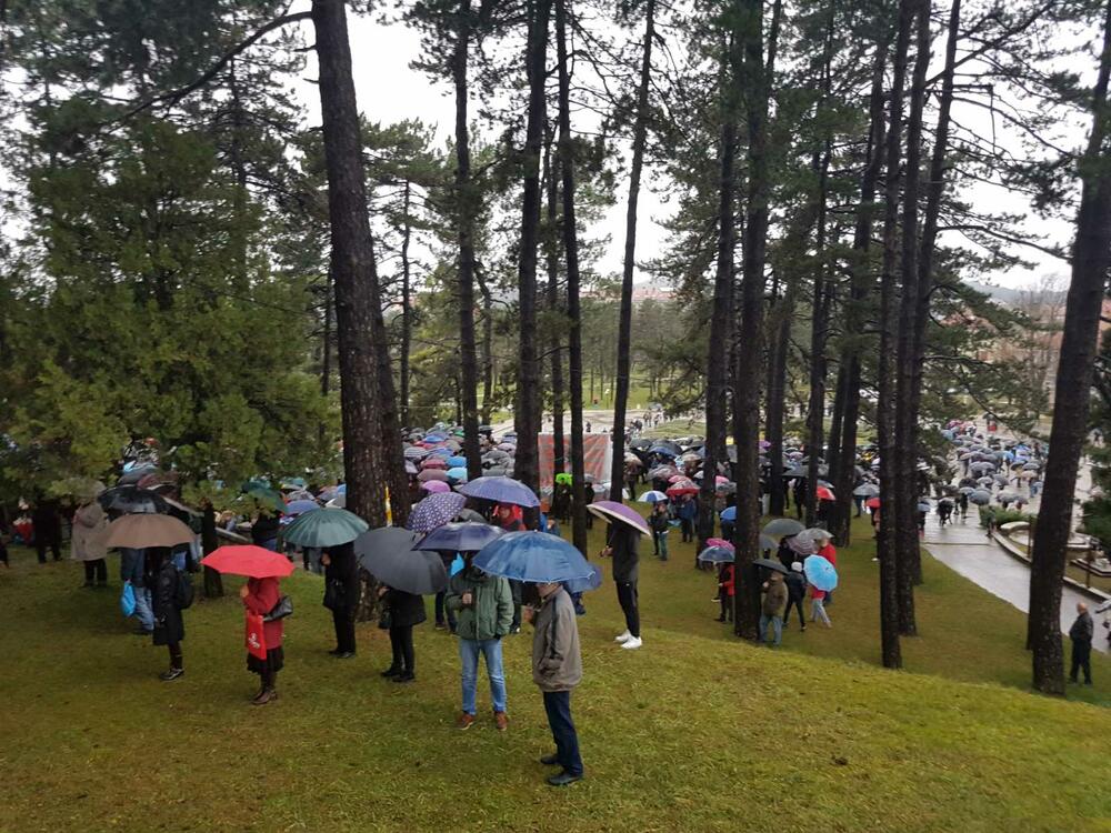 U organizaciji Mitropolije crnogorsko primorske, u Nikšiću je održan skup protiv usvajanja Predloga zakona o slobodi vjeroispovijesti. Pogledajte šta je u Nikšiću zabilježila ekipa Vijesti