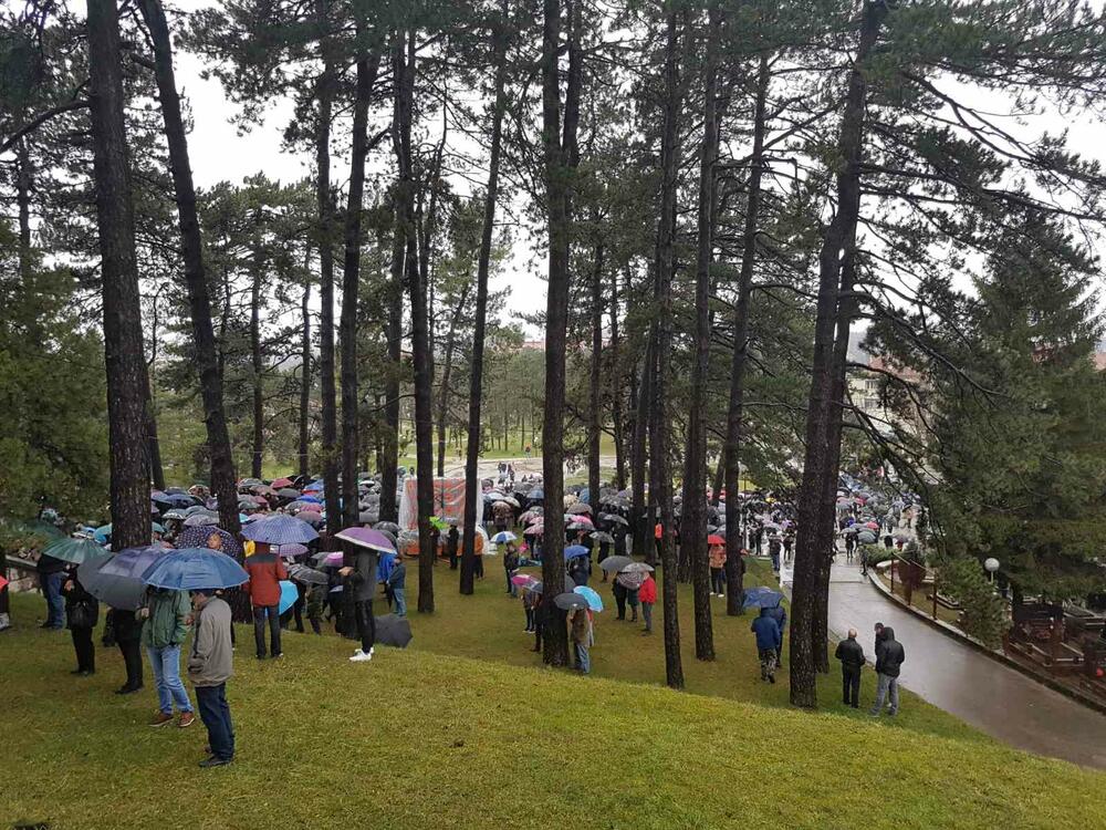 U organizaciji Mitropolije crnogorsko primorske, u Nikšiću je održan skup protiv usvajanja Predloga zakona o slobodi vjeroispovijesti. Pogledajte šta je u Nikšiću zabilježila ekipa Vijesti