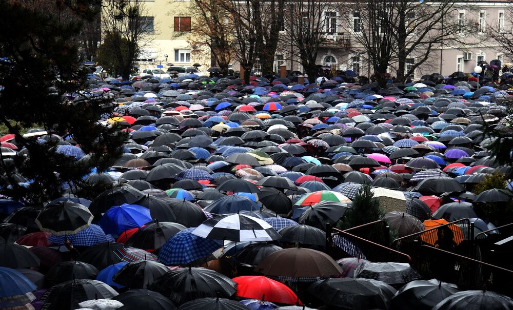 Danas je u Nikšiću, u organizaciji Mitropolije crnogorsko-primorske, održan crkveno-narodni sabor sa kojeg je poslata poruka protiv usvajanja Vladinog Predloga zakona o slobodi veroispovijesti. U proglasu, koji je pročitao episkop dioklijski Metodije, poručeno je da je Vladin Predlog zakona "zakon protiv pravoslavlja".