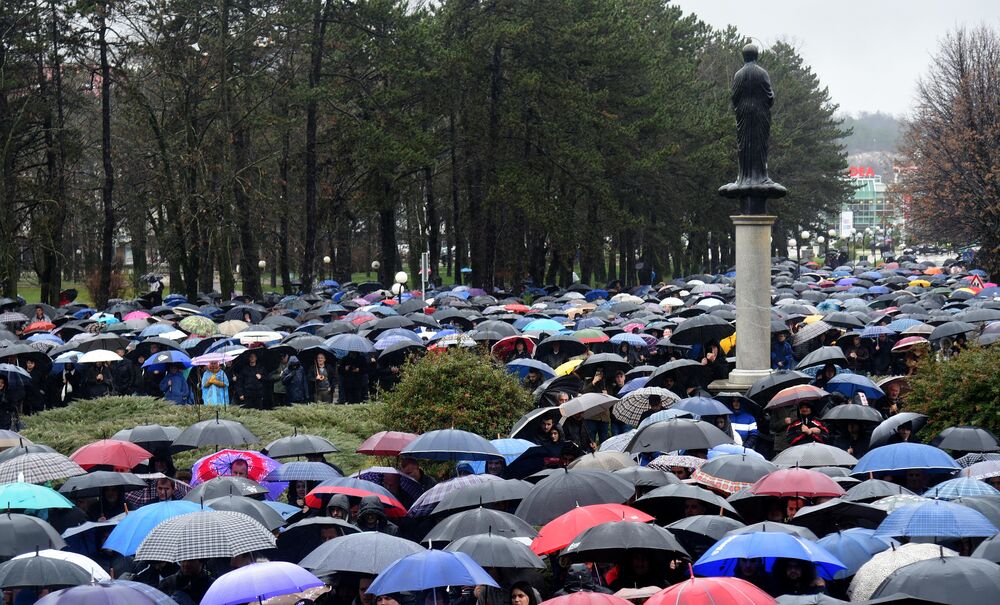 Danas je u Nikšiću, u organizaciji Mitropolije crnogorsko-primorske, održan crkveno-narodni sabor sa kojeg je poslata poruka protiv usvajanja Vladinog Predloga zakona o slobodi veroispovijesti. U proglasu, koji je pročitao episkop dioklijski Metodije, poručeno je da je Vladin Predlog zakona "zakon protiv pravoslavlja".