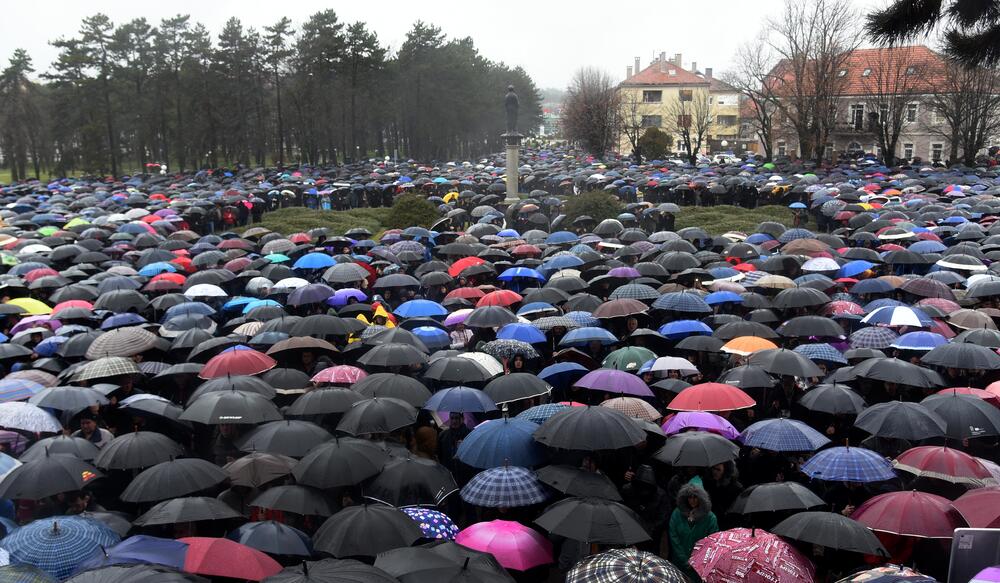 Danas je u Nikšiću, u organizaciji Mitropolije crnogorsko-primorske, održan crkveno-narodni sabor sa kojeg je poslata poruka protiv usvajanja Vladinog Predloga zakona o slobodi veroispovijesti. U proglasu, koji je pročitao episkop dioklijski Metodije, poručeno je da je Vladin Predlog zakona "zakon protiv pravoslavlja".