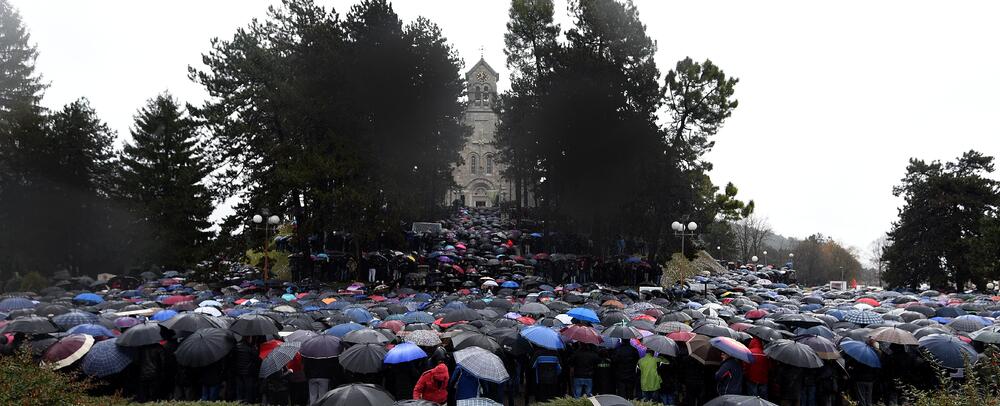 Danas je u Nikšiću, u organizaciji Mitropolije crnogorsko-primorske, održan crkveno-narodni sabor sa kojeg je poslata poruka protiv usvajanja Vladinog Predloga zakona o slobodi veroispovijesti. U proglasu, koji je pročitao episkop dioklijski Metodije, poručeno je da je Vladin Predlog zakona "zakon protiv pravoslavlja".
