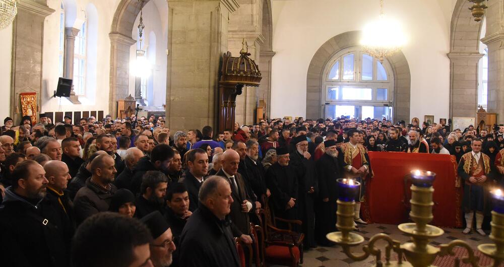 Danas je u Nikšiću, u organizaciji Mitropolije crnogorsko-primorske, održan crkveno-narodni sabor sa kojeg je poslata poruka protiv usvajanja Vladinog Predloga zakona o slobodi veroispovijesti. U proglasu, koji je pročitao episkop dioklijski Metodije, poručeno je da je Vladin Predlog zakona "zakon protiv pravoslavlja".