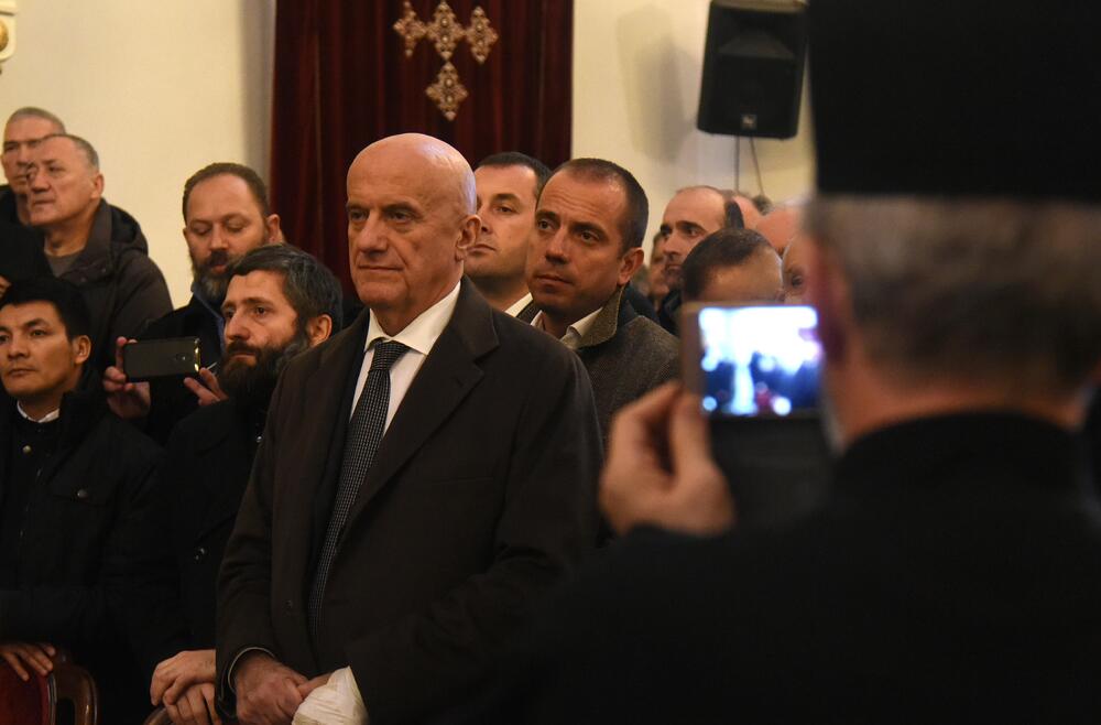 Danas je u Nikšiću, u organizaciji Mitropolije crnogorsko-primorske, održan crkveno-narodni sabor sa kojeg je poslata poruka protiv usvajanja Vladinog Predloga zakona o slobodi veroispovijesti. U proglasu, koji je pročitao episkop dioklijski Metodije, poručeno je da je Vladin Predlog zakona "zakon protiv pravoslavlja".