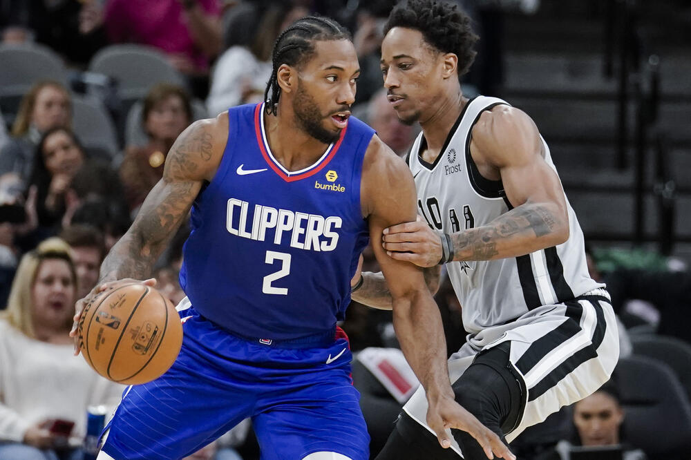 Kavaj Lenard u duelu sa Demarom Derozanom, Foto: AP