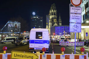 Božićni sajam u Berlinu bio evakuisan zbog sumnjivog paketa