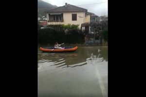 VIDEO Kajakom po poplavljenoj tivatskoj ulici