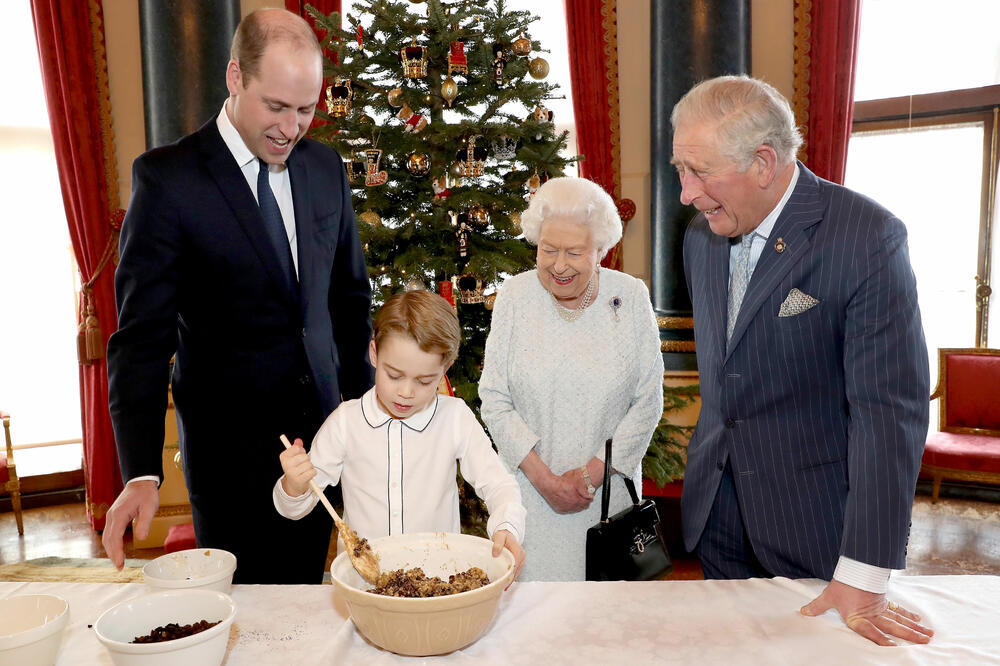 Kraljica Elizabeta II, princ Čarls, princ Vilijam i princ Džordž pravili su božićni puding, Foto: Chris Jackson/PA Media