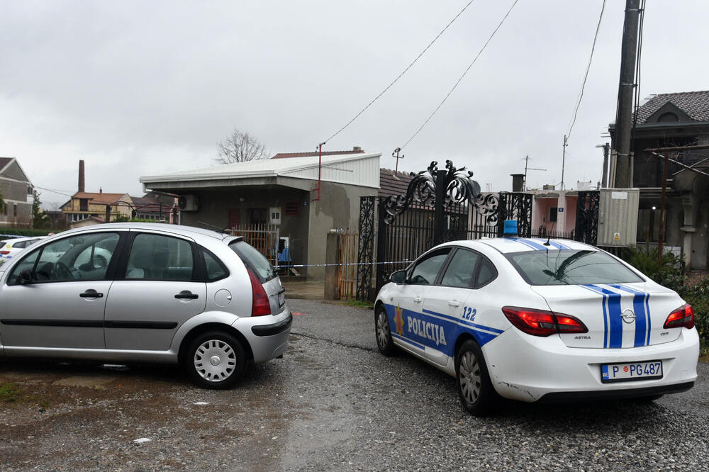 Policija juče obezbjeđuje mjesto na kojem je ranjen Pejović, Foto: Boris Pejović