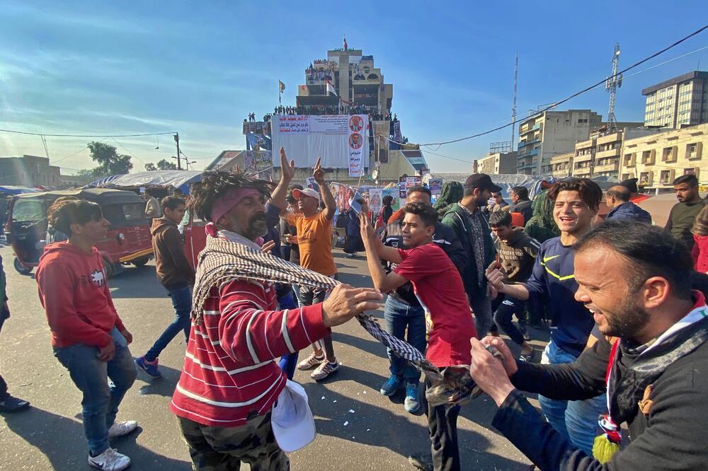 Protivladini prosvjednici plešu na trgu Tahrir u Bagdadu, Foto: Beta/AP