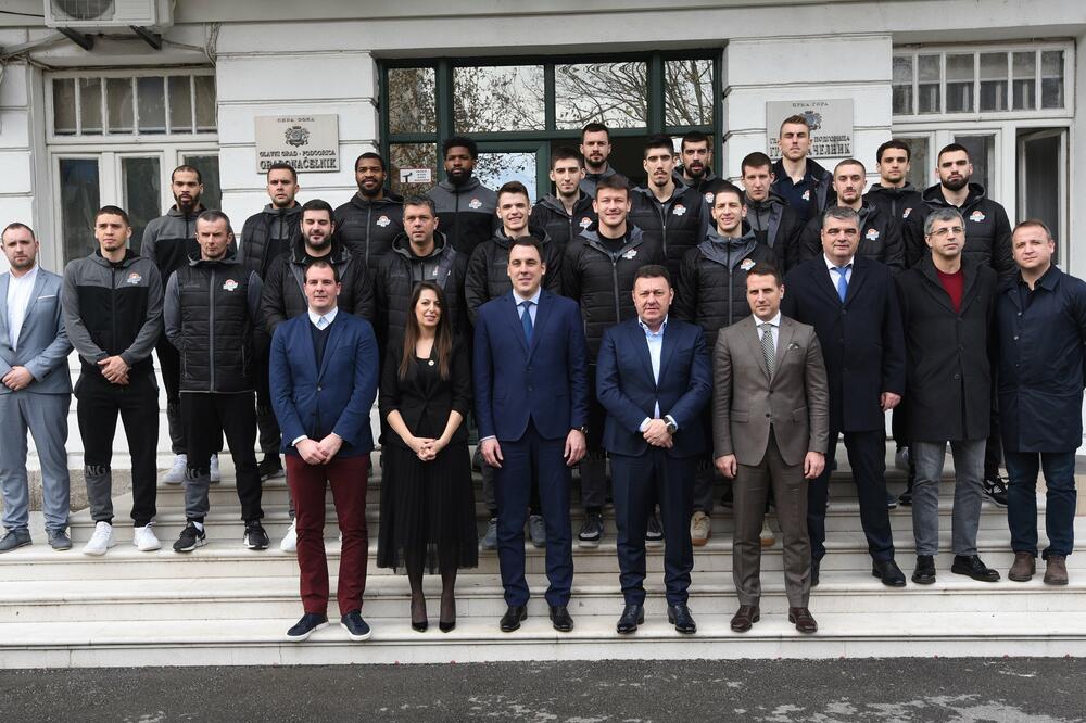 Igrači, stručni štab i rukovodstvo KK Budućnost sa predstavnicima Glavnog grada, Foto: KK Budućnost Voli