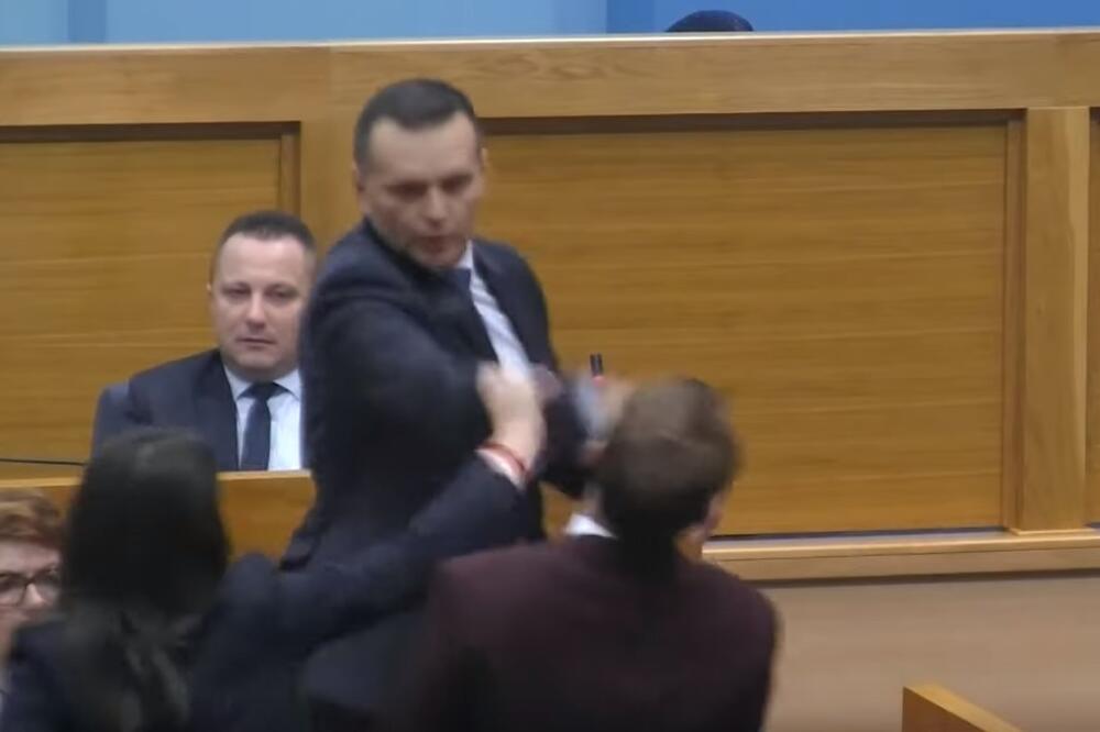 Trenutak kada Lukač udara Stanivukovića, Foto: Screenshot