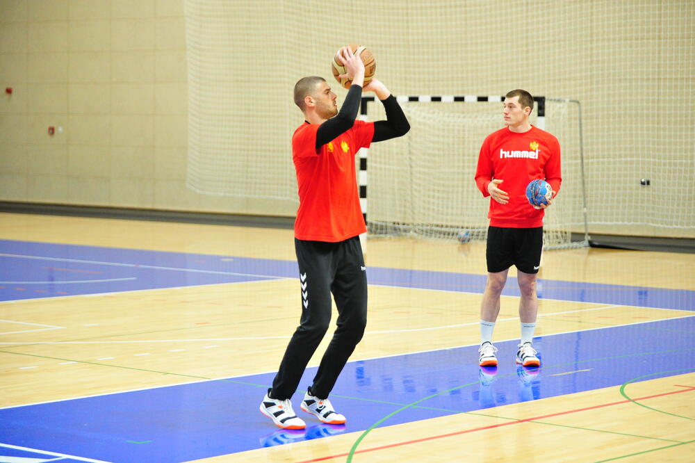 Zagrijavanje uz košarkašku loptu: Branko Vujović pred sinoćnji trening, Foto: Stefan Ivanović/RSCG