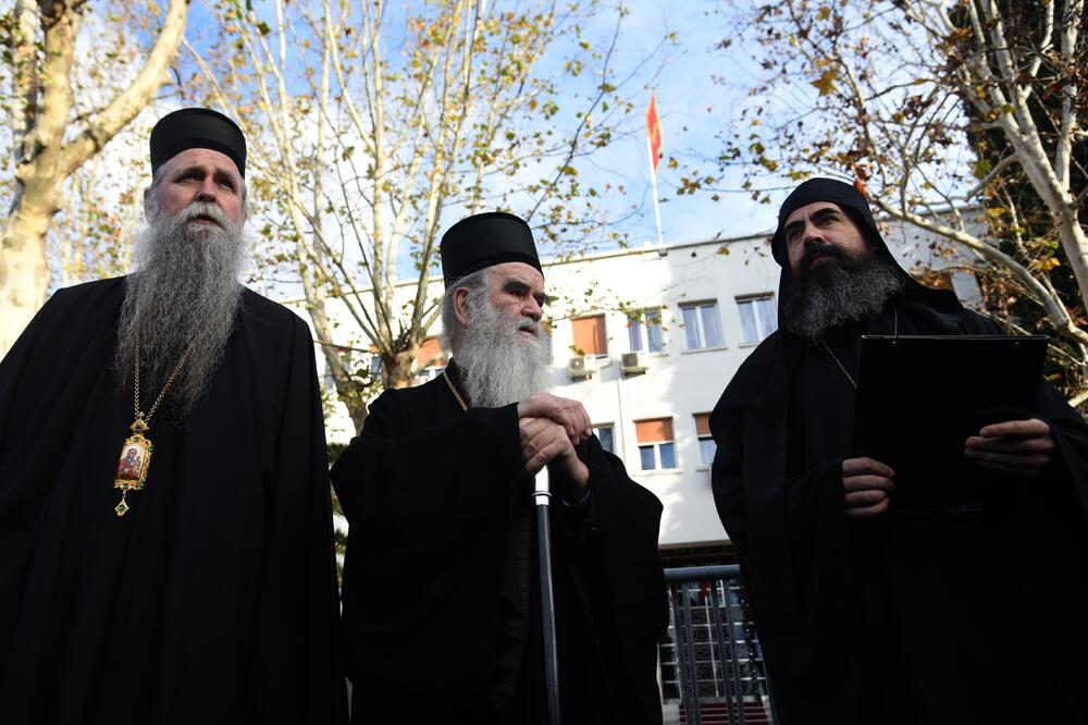 Sa današnjeg skupa Mitropolije crnogorsko-primorske ispred Skupštine Crne Gore, Foto: Boris Pejović