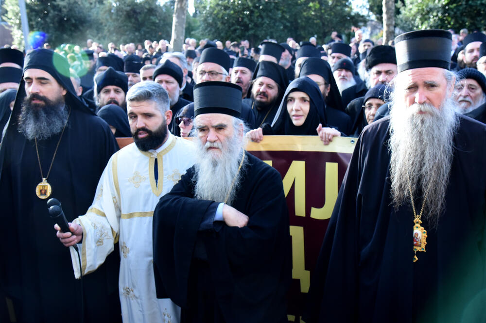 Sveštenstvo i monasi Mitropolije ispred Skupštine, Foto: Savo Prelević