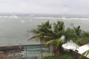 Jak tajfun pogodio Filipine, pratila ga jaka kiša (VIDEO)