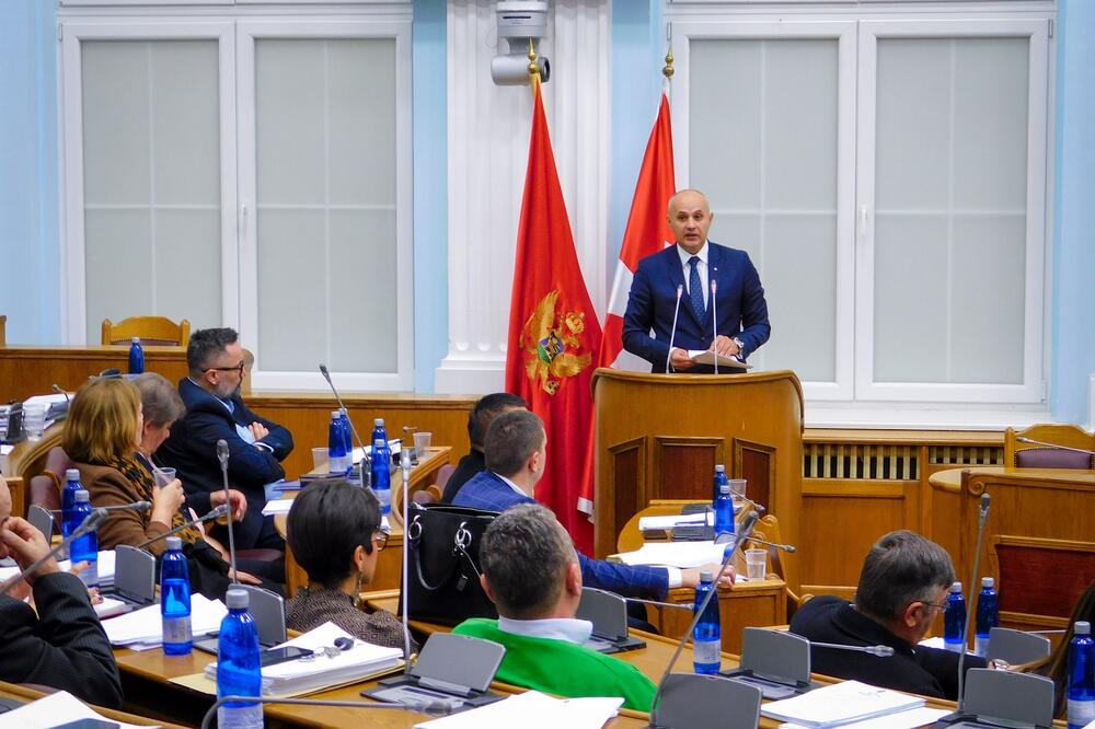 Kašćelan govori tokom rasprave o budžetu, Foto: Prijestonica Cetinje