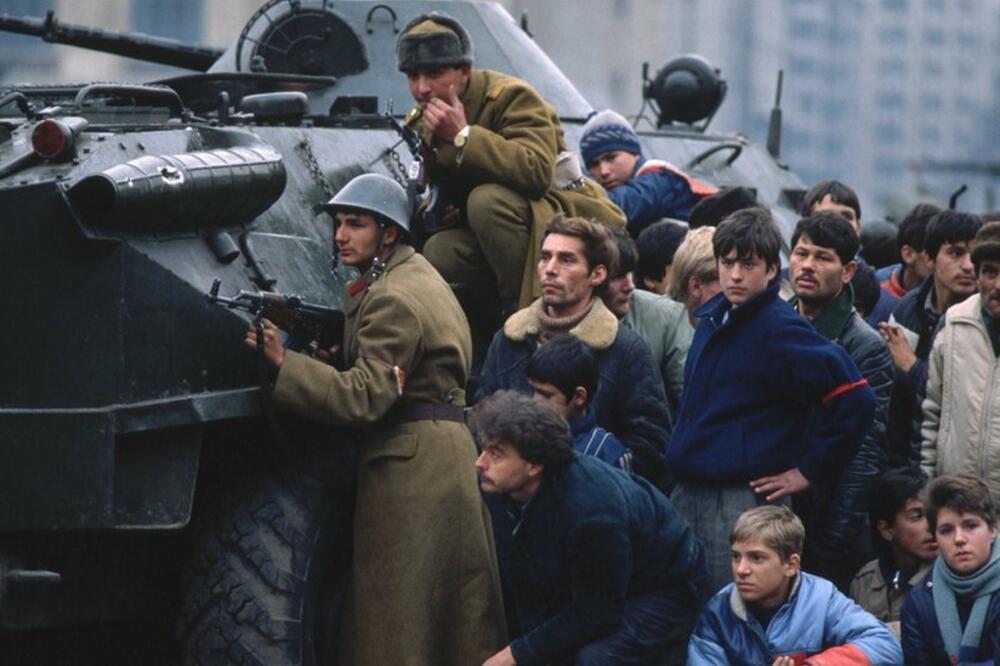 Mnogi pripadnici oružanih snaga okrenuli su se protiv Čaušeskua i pridružili se demonstrantima, Foto: Getty Images