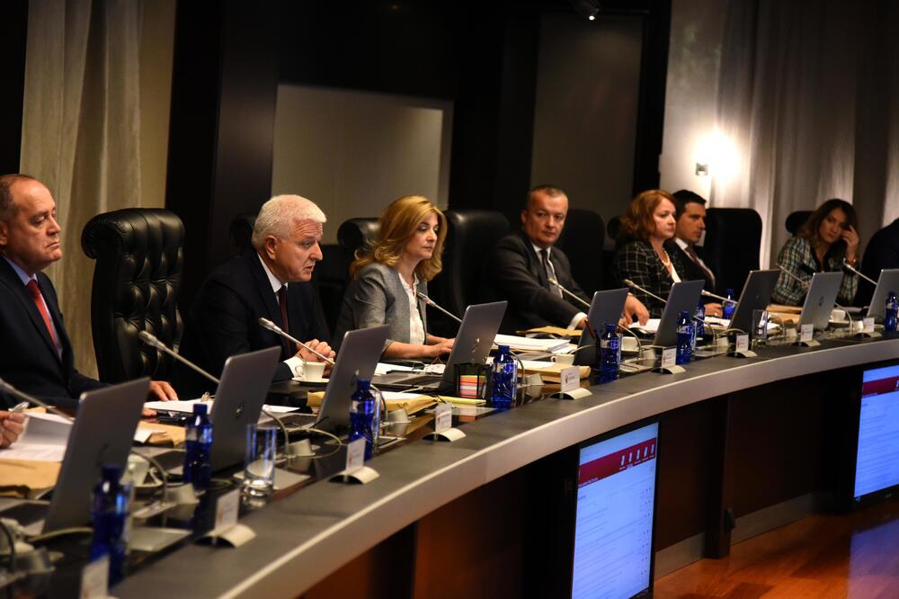 Sad se ne pominje izvlačenje novca iz države: Sa jedne od sjednica Vlade, Foto: Boris Pejović