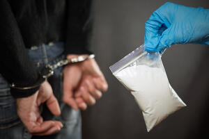 U Budvi uhapšena jedna osoba: Osumnjičena za uličnu prodaju droge