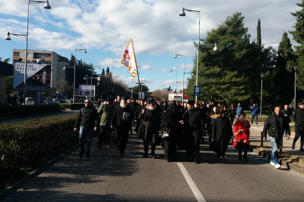 Sveštenstvo, monaštvo i vjernici u šetnji Podgoricom, Foto: Željka Vučinić