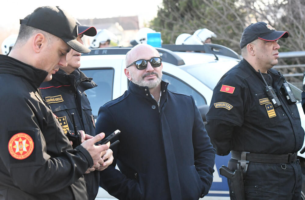 Podgorica je blokiran grad. U Podgorici se danas usvaja Zakon o slobodi vjeroispovjesti. Slike iz grada govore više nego dovoljno o atmosferi u kojoj se sve to dešava...