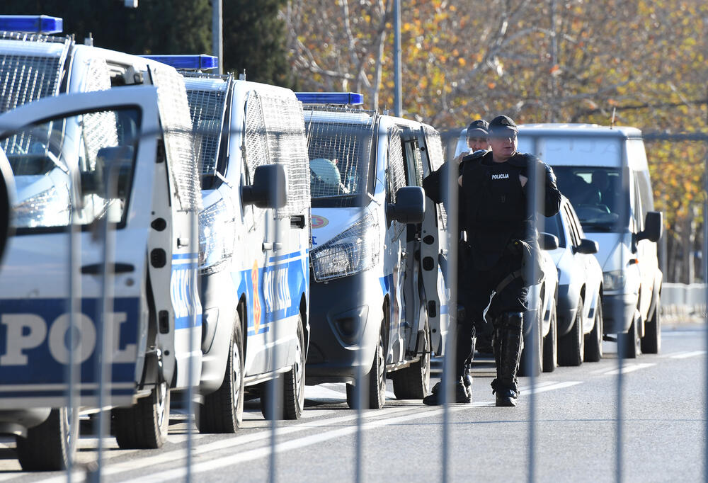Podgorica je blokiran grad. U Podgorici se danas usvaja Zakon o slobodi vjeroispovjesti. Slike iz grada govore više nego dovoljno o atmosferi u kojoj se sve to dešava...