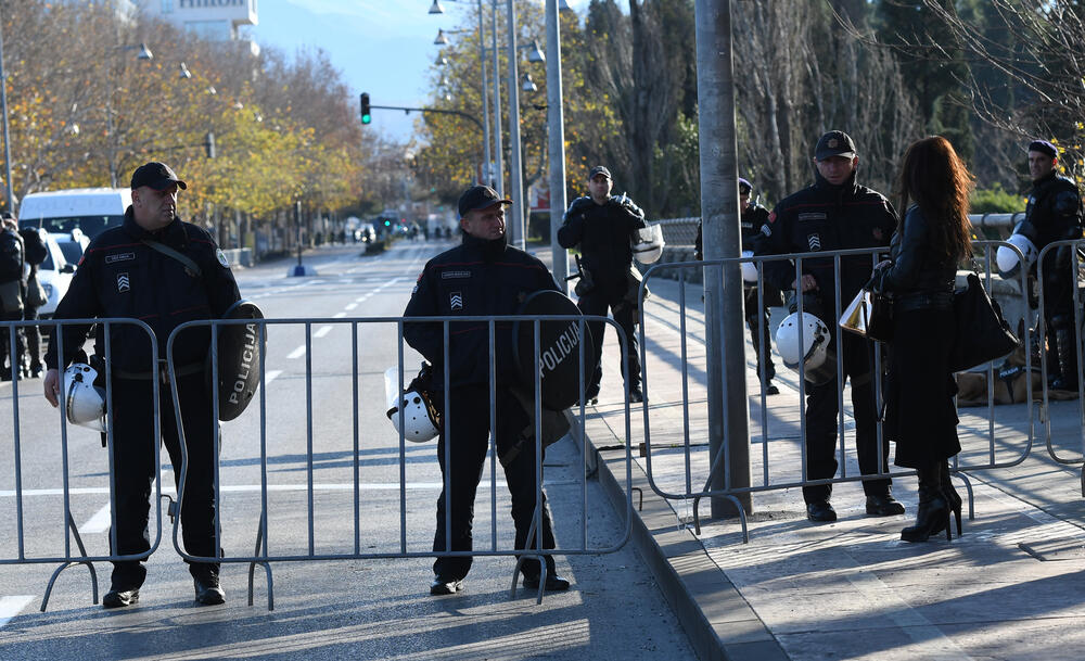 Podgorica je blokiran grad. U Podgorici se danas usvaja Zakon o slobodi vjeroispovjesti. Slike iz grada govore više nego dovoljno o atmosferi u kojoj se sve to dešava...