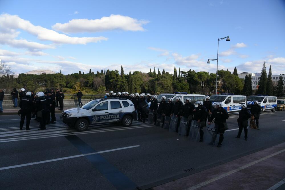 Podgorica je blokiran grad. U Podgorici se danas usvaja Zakon o slobodi vjeroispovjesti. Slike iz grada govore više nego dovoljno o atmosferi u kojoj se sve to dešava...